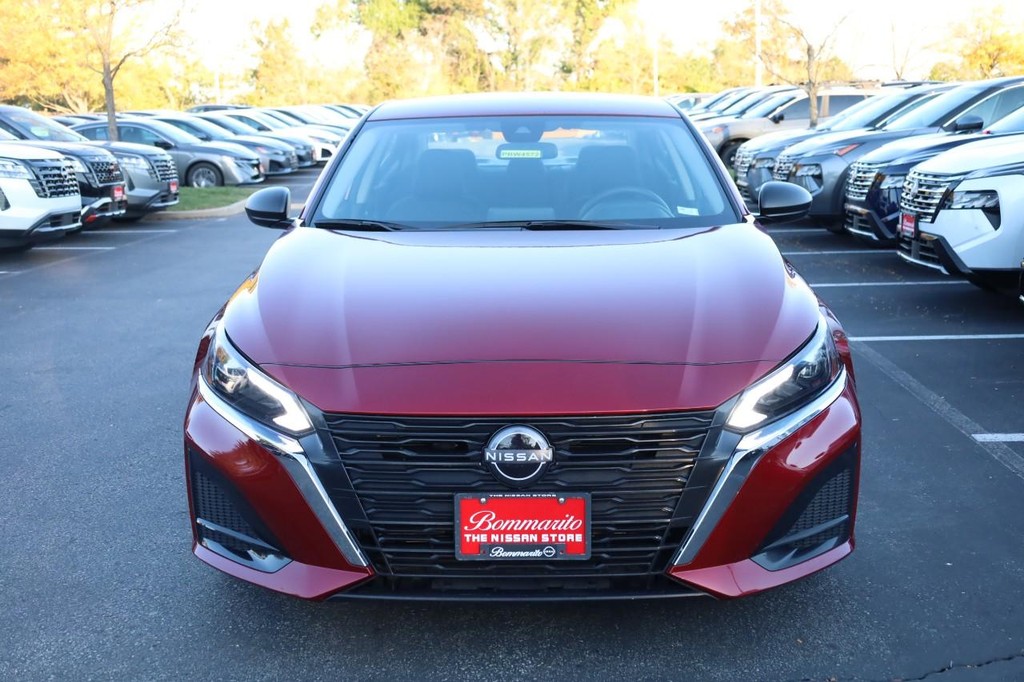 Nissan Altima Vehicle Full-screen Gallery Image 4