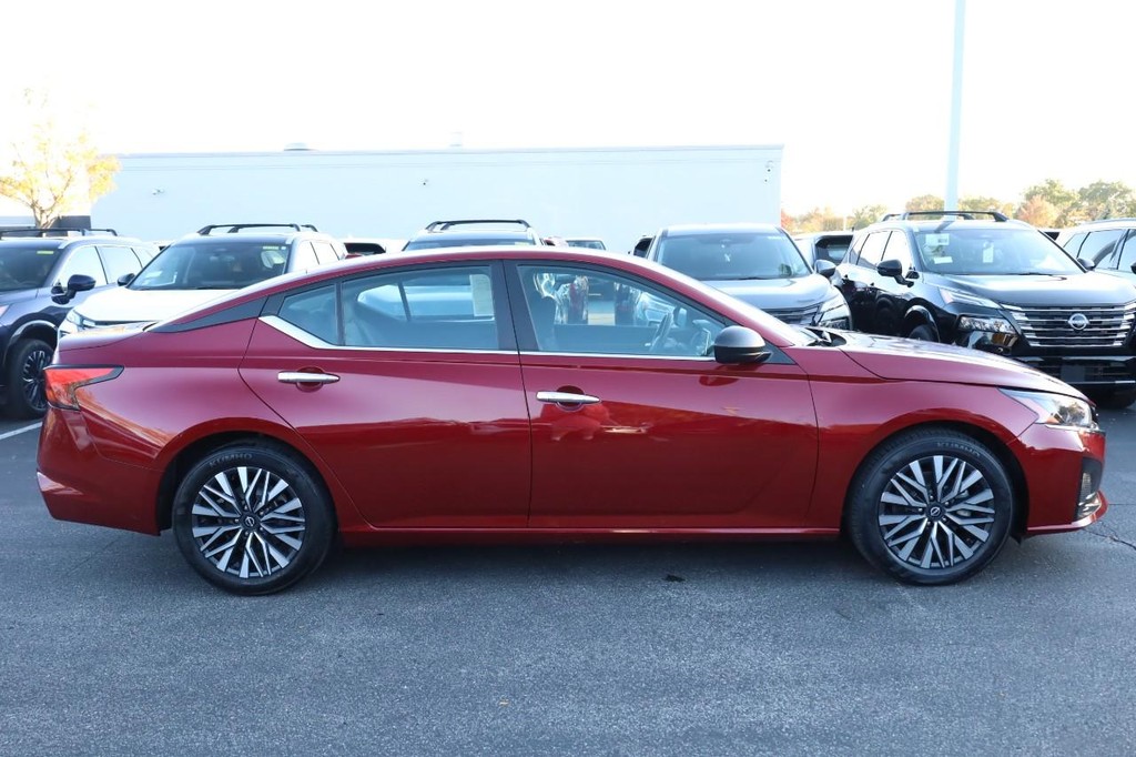 Nissan Altima Vehicle Full-screen Gallery Image 5