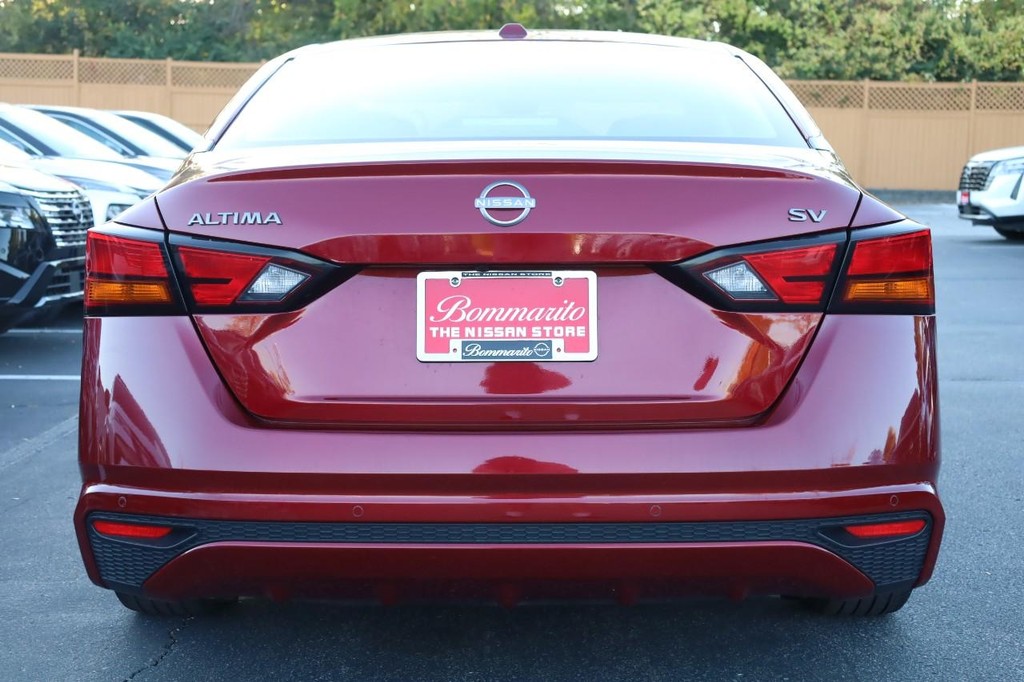 Nissan Altima Vehicle Full-screen Gallery Image 6