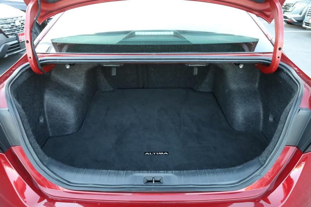 Nissan Altima Vehicle Full-screen Gallery Image 7