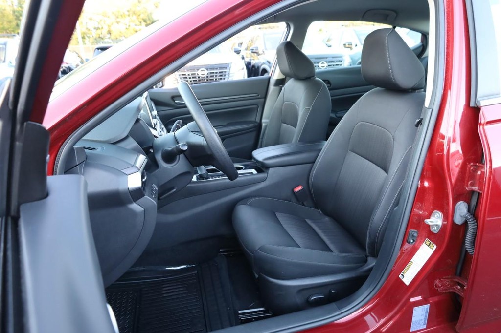 Nissan Altima Vehicle Full-screen Gallery Image 8