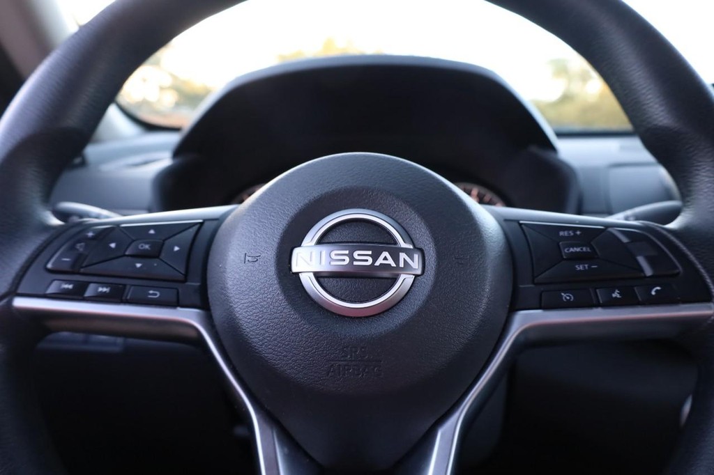 Nissan Altima Vehicle Full-screen Gallery Image 9
