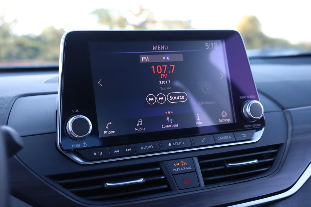 Nissan Altima Vehicle Full-screen Gallery Image 11