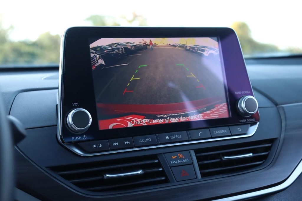 Nissan Altima Vehicle Full-screen Gallery Image 12