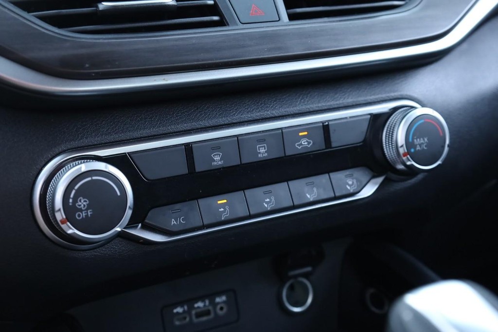 Nissan Altima Vehicle Full-screen Gallery Image 13