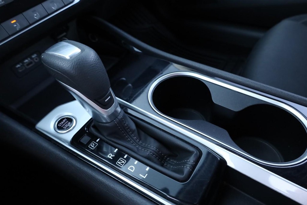 Nissan Altima Vehicle Full-screen Gallery Image 15