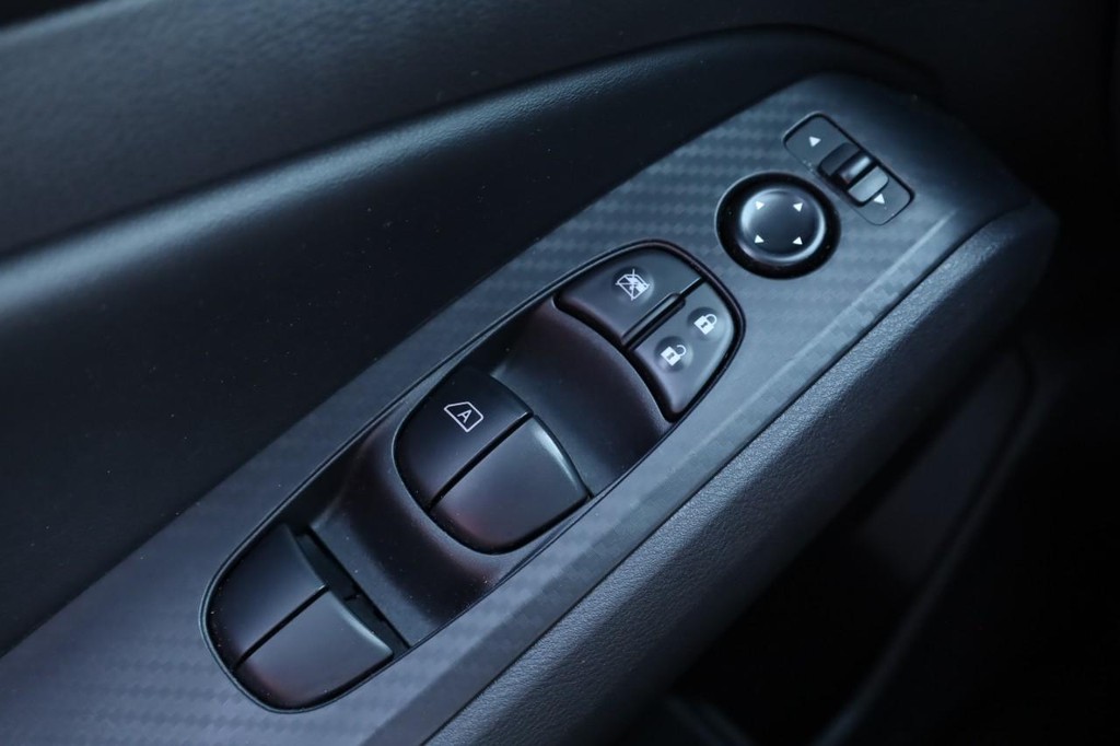 Nissan Altima Vehicle Full-screen Gallery Image 17