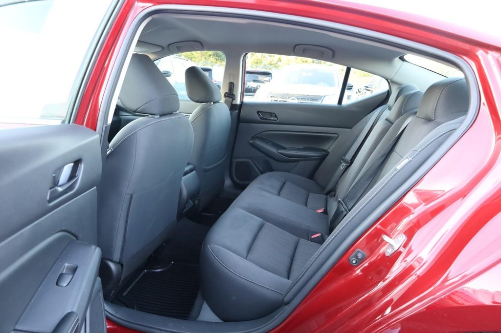 Nissan Altima Vehicle Full-screen Gallery Image 19
