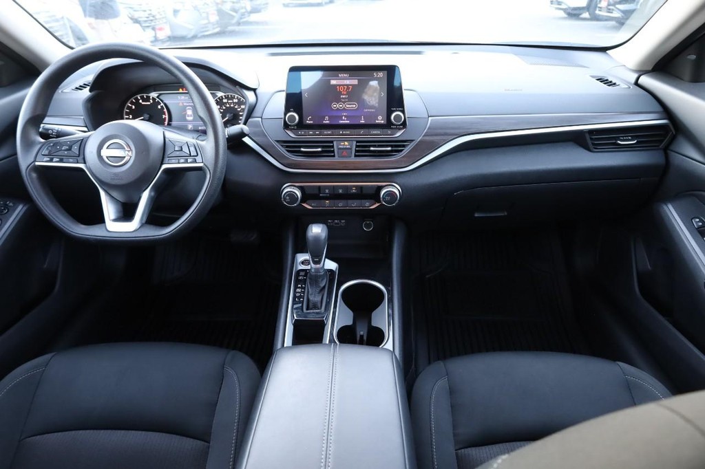 Nissan Altima Vehicle Full-screen Gallery Image 21
