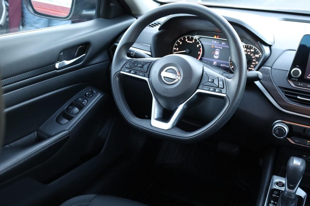 Nissan Altima Vehicle Full-screen Gallery Image 22
