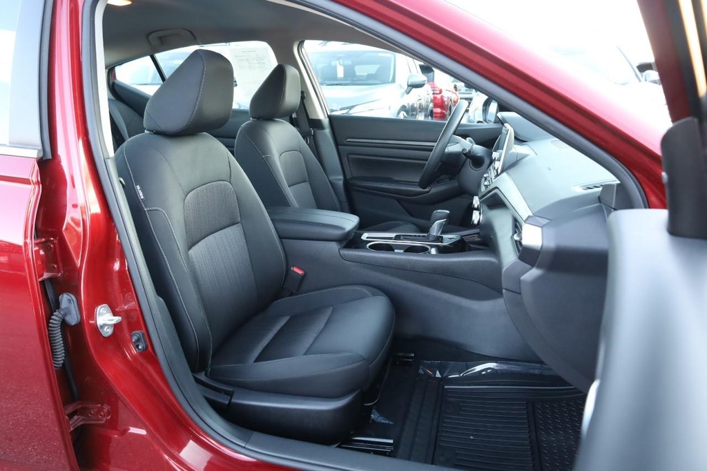 Nissan Altima Vehicle Full-screen Gallery Image 23