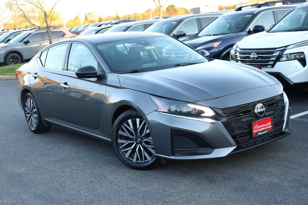 Nissan Altima Vehicle Full-screen Gallery Image 2