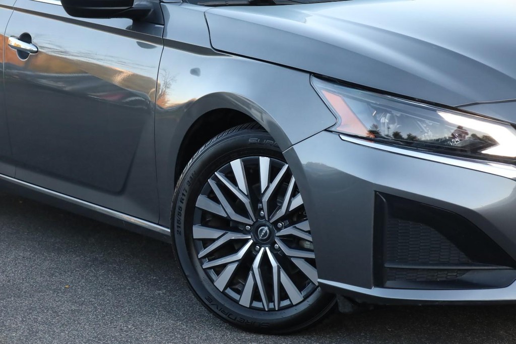 Nissan Altima Vehicle Full-screen Gallery Image 3