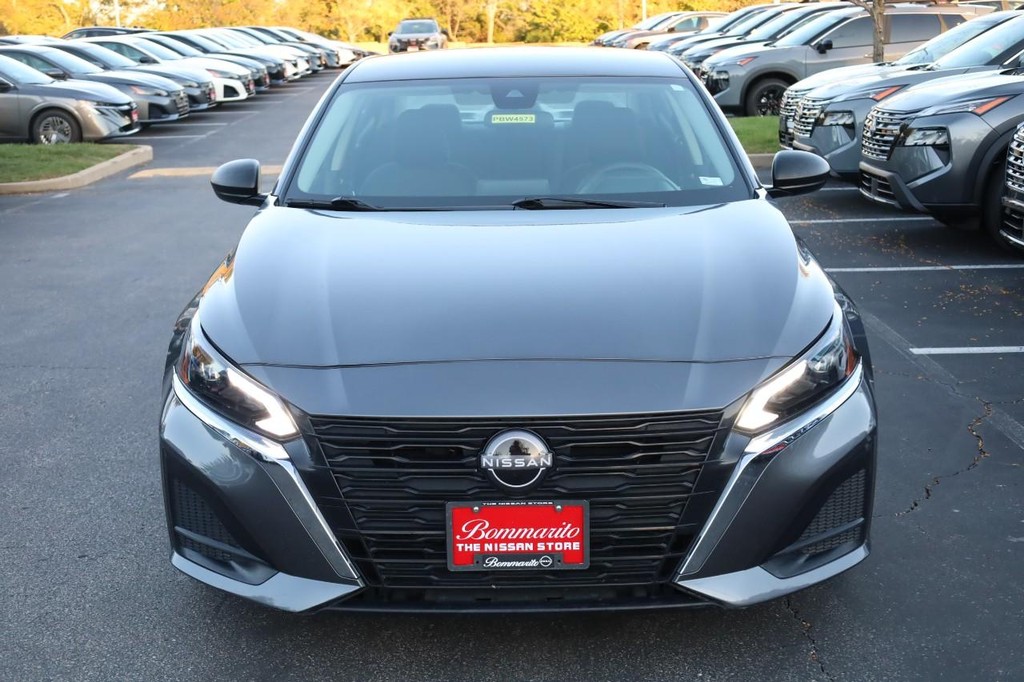 Nissan Altima Vehicle Full-screen Gallery Image 4