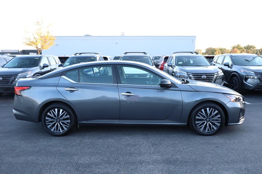 Nissan Altima Vehicle Full-screen Gallery Image 5