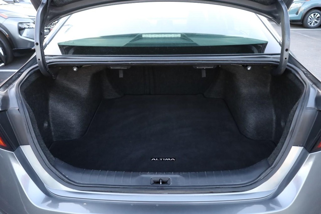 Nissan Altima Vehicle Full-screen Gallery Image 6