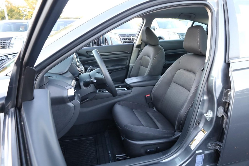 Nissan Altima Vehicle Full-screen Gallery Image 7