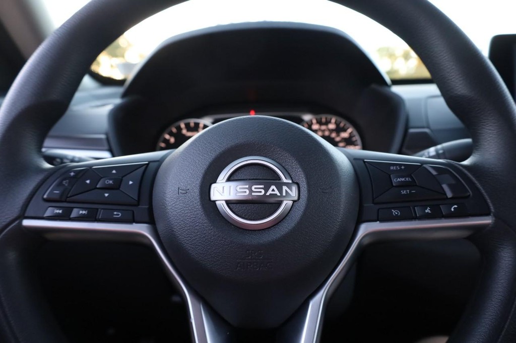 Nissan Altima Vehicle Full-screen Gallery Image 8