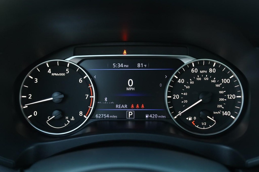 Nissan Altima Vehicle Full-screen Gallery Image 9