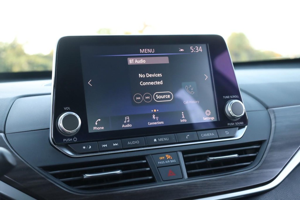 Nissan Altima Vehicle Full-screen Gallery Image 10