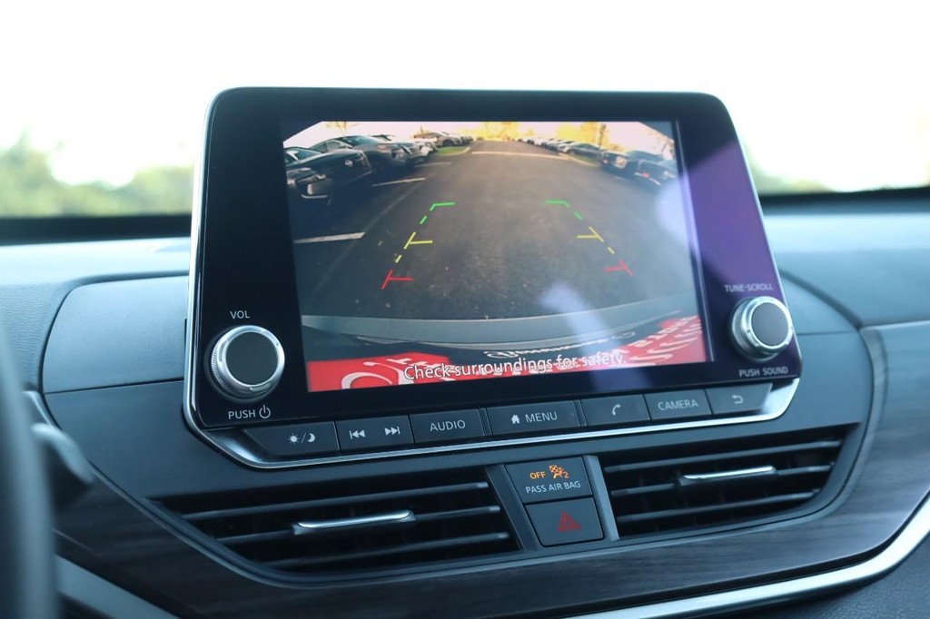 Nissan Altima Vehicle Full-screen Gallery Image 11
