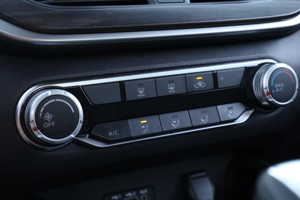 Nissan Altima Vehicle Full-screen Gallery Image 12