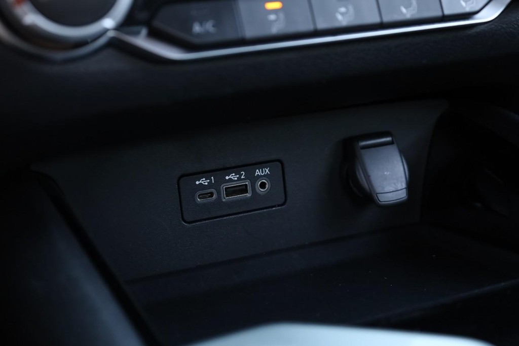 Nissan Altima Vehicle Full-screen Gallery Image 13