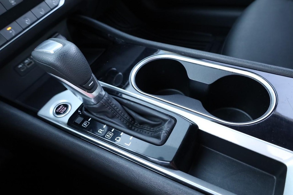 Nissan Altima Vehicle Full-screen Gallery Image 14