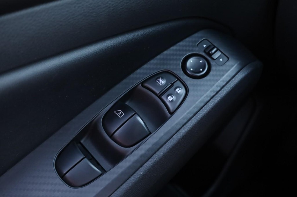 Nissan Altima Vehicle Full-screen Gallery Image 16