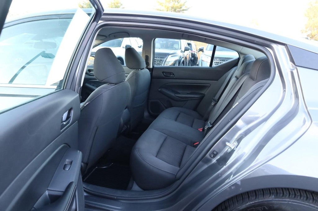 Nissan Altima Vehicle Full-screen Gallery Image 18
