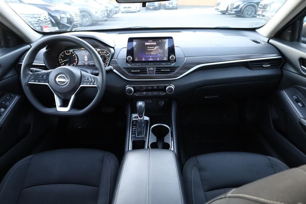 Nissan Altima Vehicle Full-screen Gallery Image 20