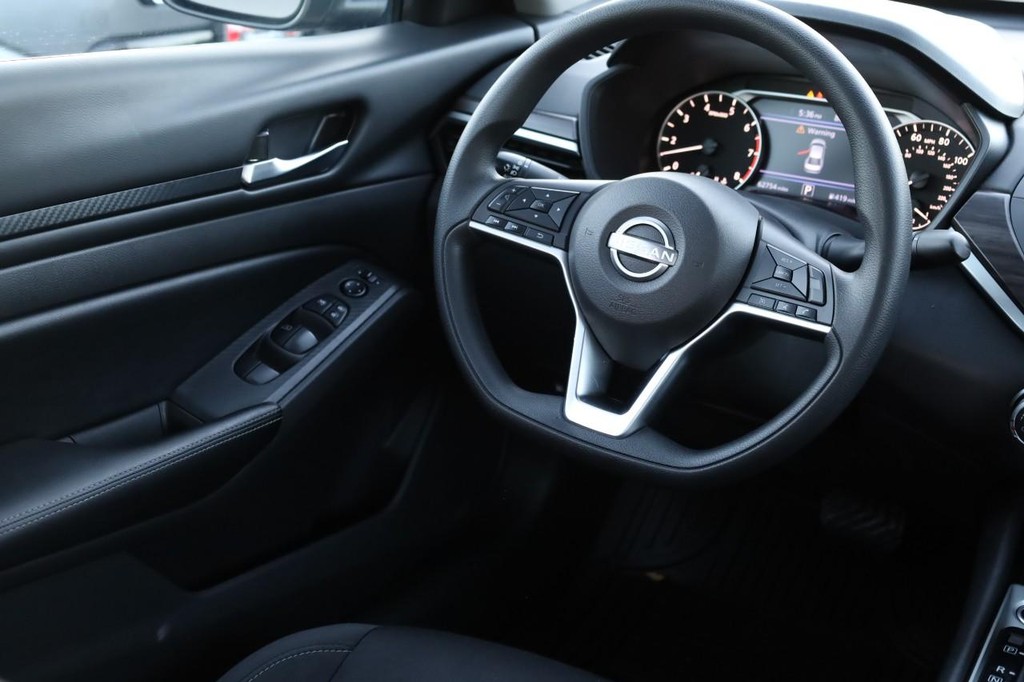 Nissan Altima Vehicle Full-screen Gallery Image 21