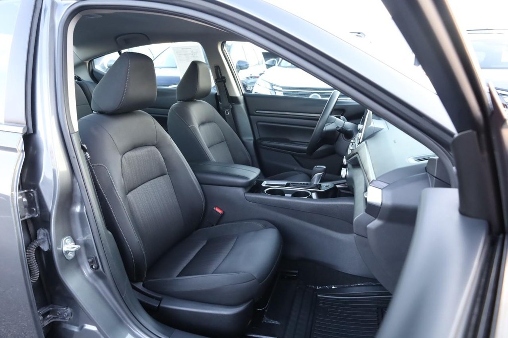Nissan Altima Vehicle Full-screen Gallery Image 22