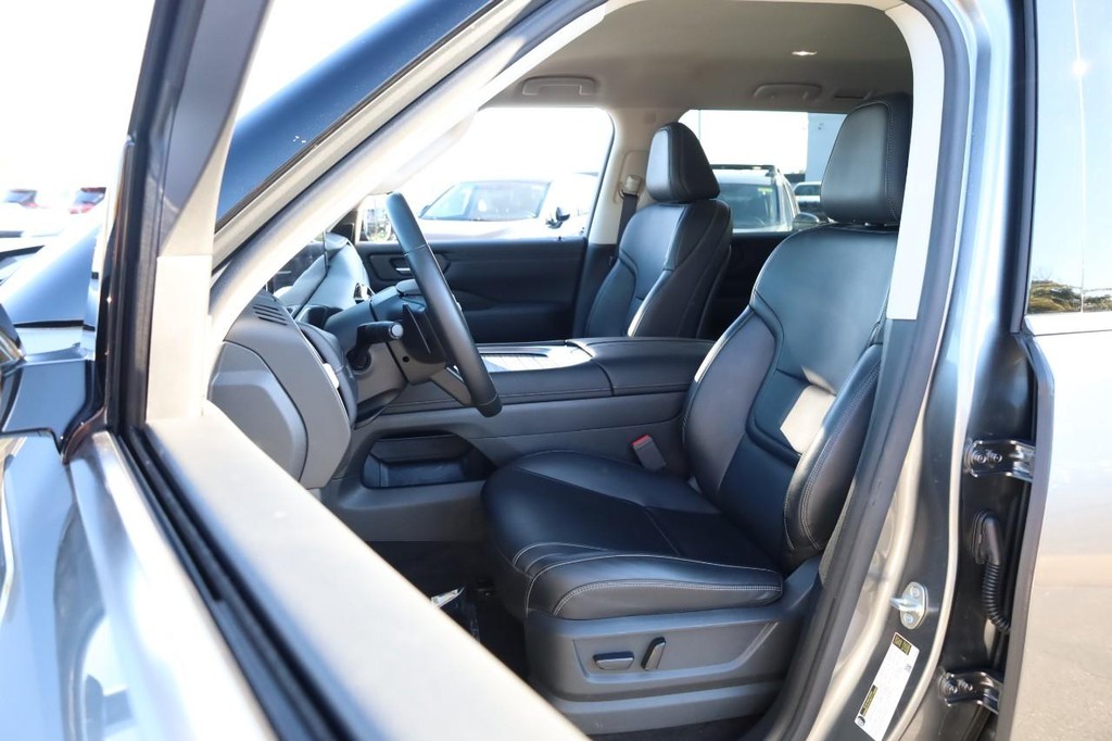 Nissan Armada Vehicle Full-screen Gallery Image 10