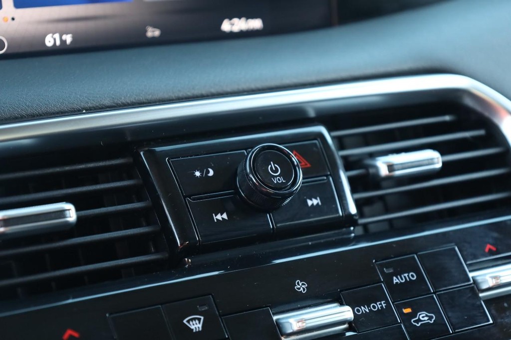 Nissan Armada Vehicle Full-screen Gallery Image 15