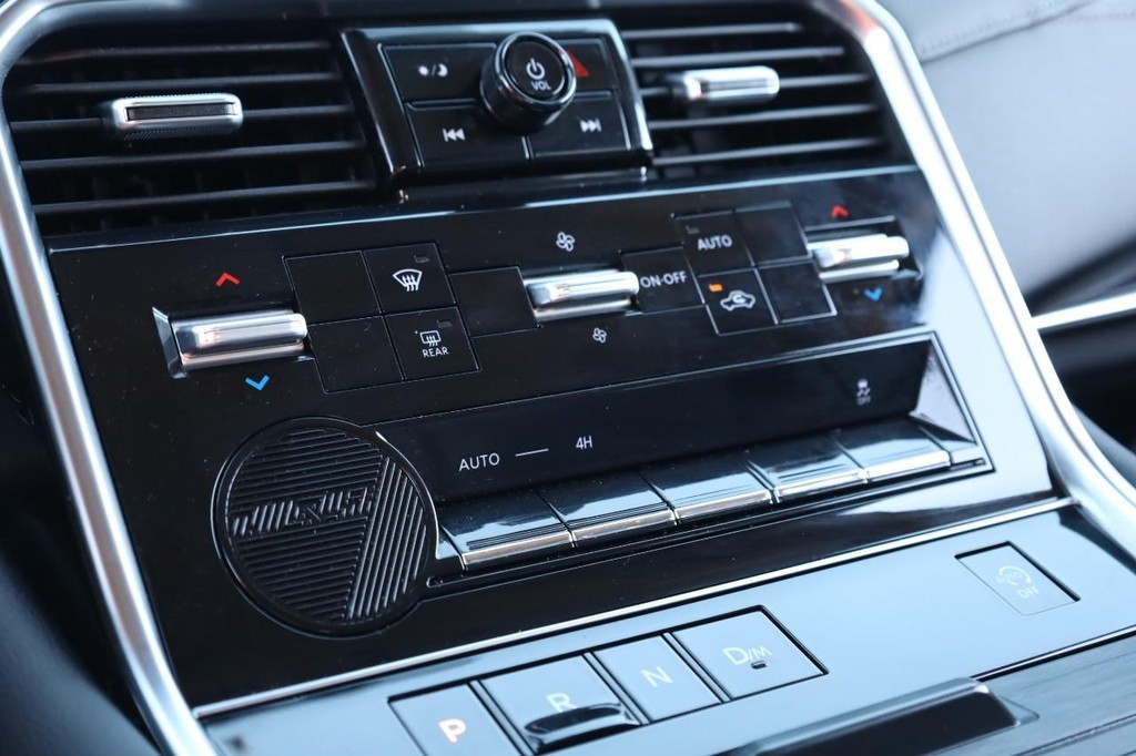 Nissan Armada Vehicle Full-screen Gallery Image 16