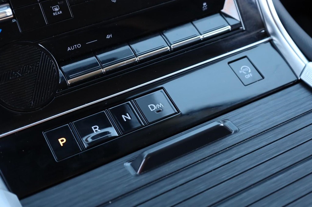 Nissan Armada Vehicle Full-screen Gallery Image 17
