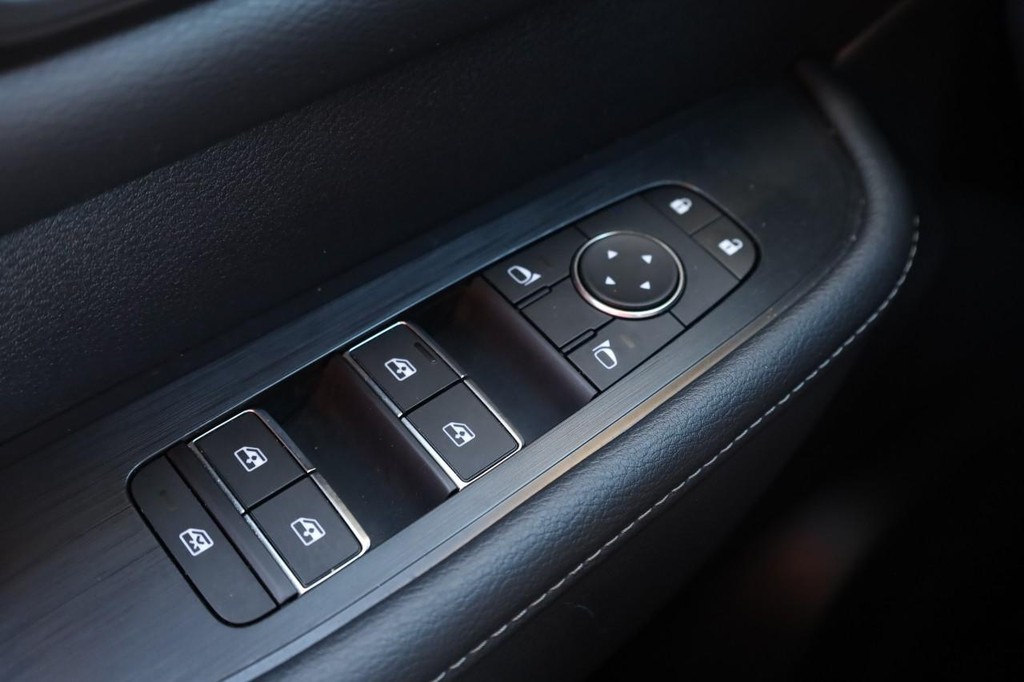 Nissan Armada Vehicle Full-screen Gallery Image 19