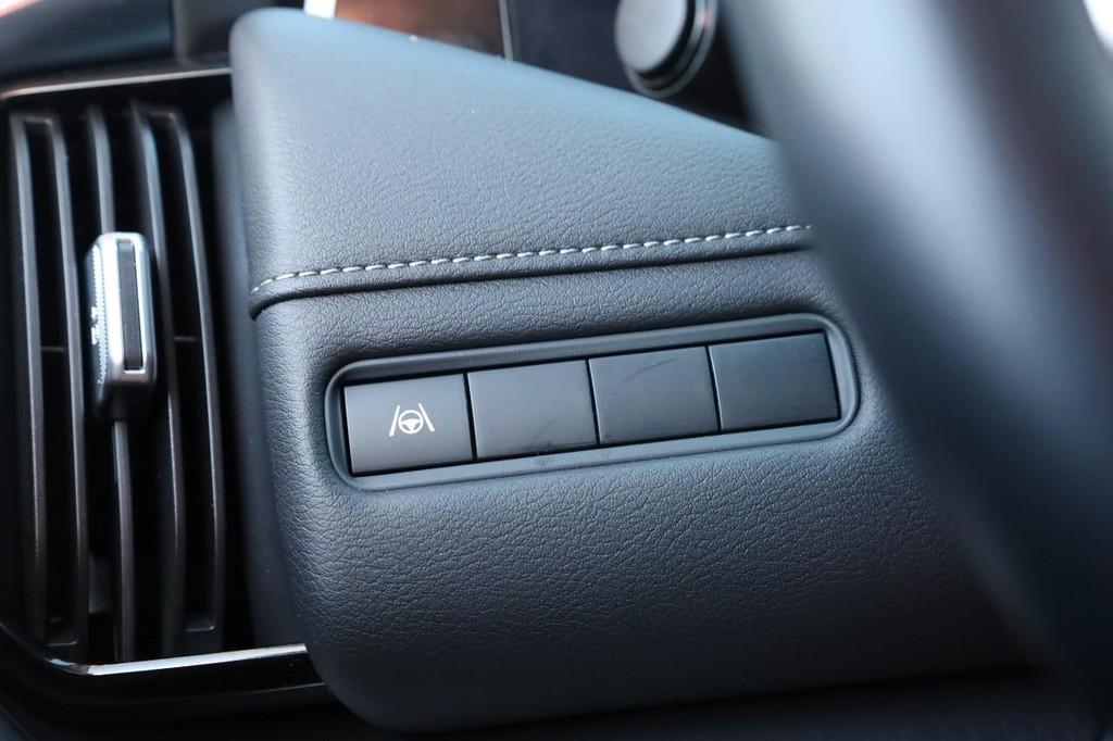 Nissan Armada Vehicle Full-screen Gallery Image 20