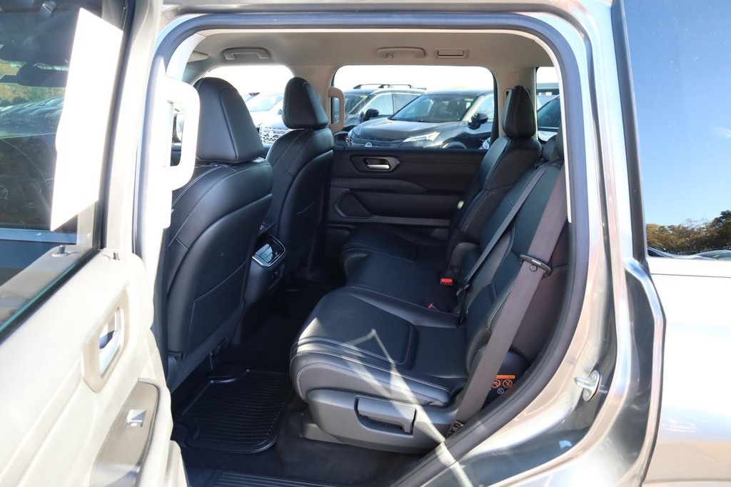 Nissan Armada Vehicle Full-screen Gallery Image 22