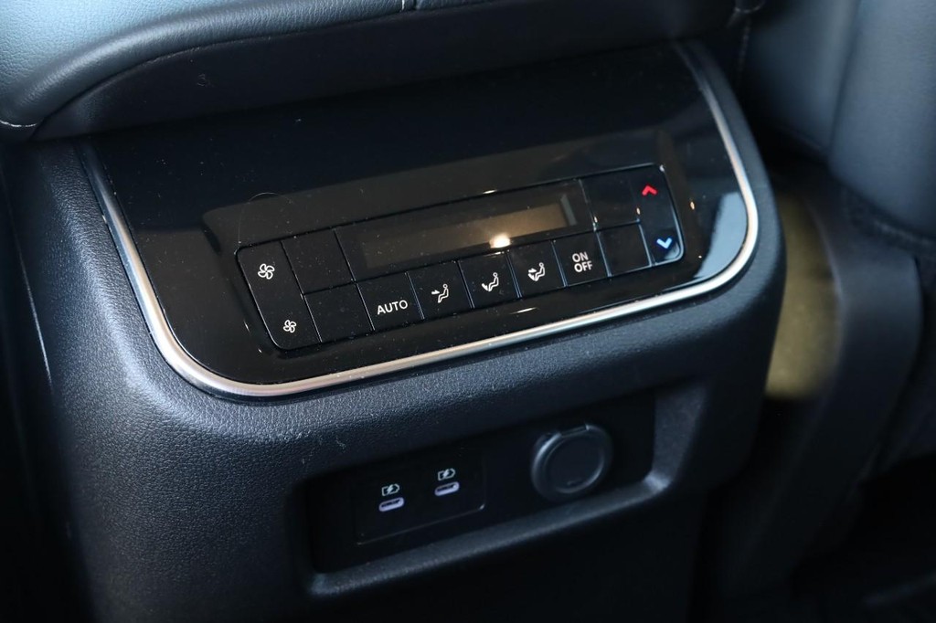 Nissan Armada Vehicle Full-screen Gallery Image 23