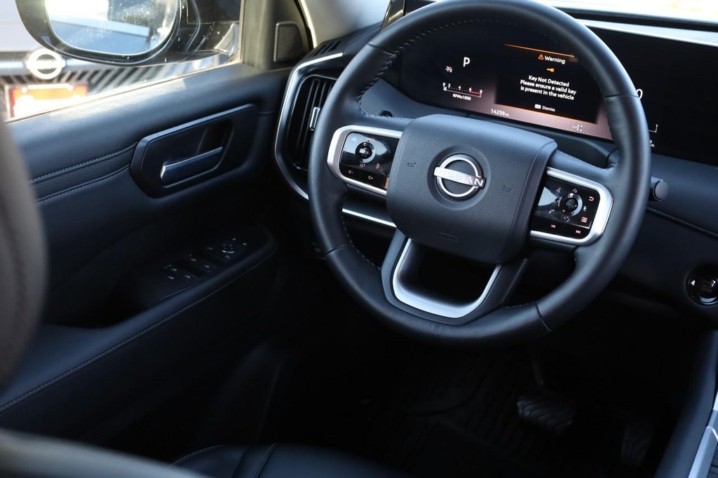 Nissan Armada Vehicle Full-screen Gallery Image 25
