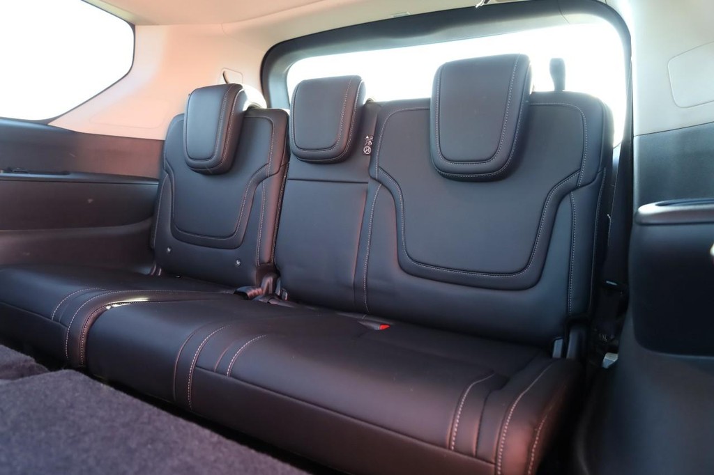 Nissan Armada Vehicle Full-screen Gallery Image 26