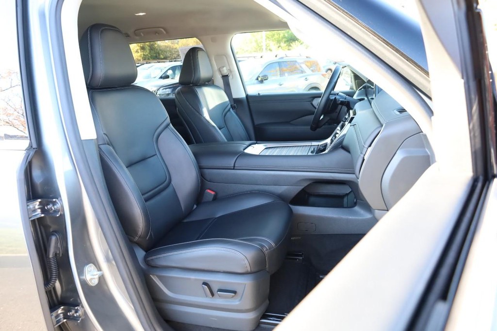 Nissan Armada Vehicle Full-screen Gallery Image 27