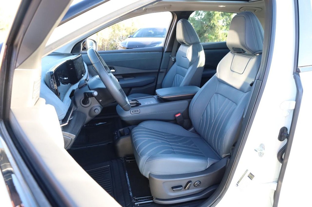 Nissan ARIYA Vehicle Full-screen Gallery Image 8