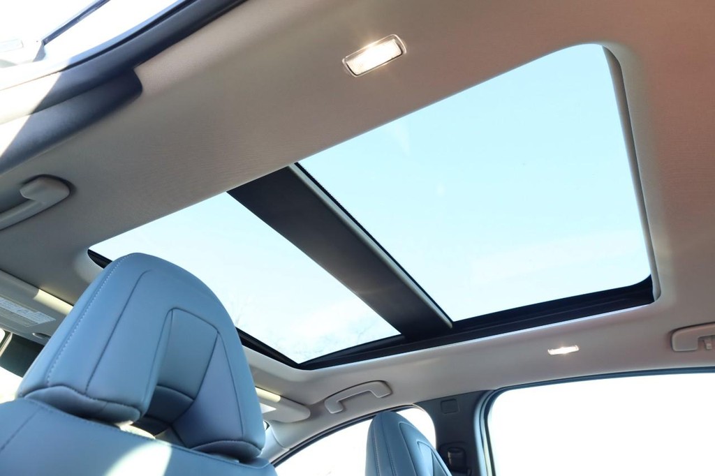 Nissan ARIYA Vehicle Full-screen Gallery Image 10