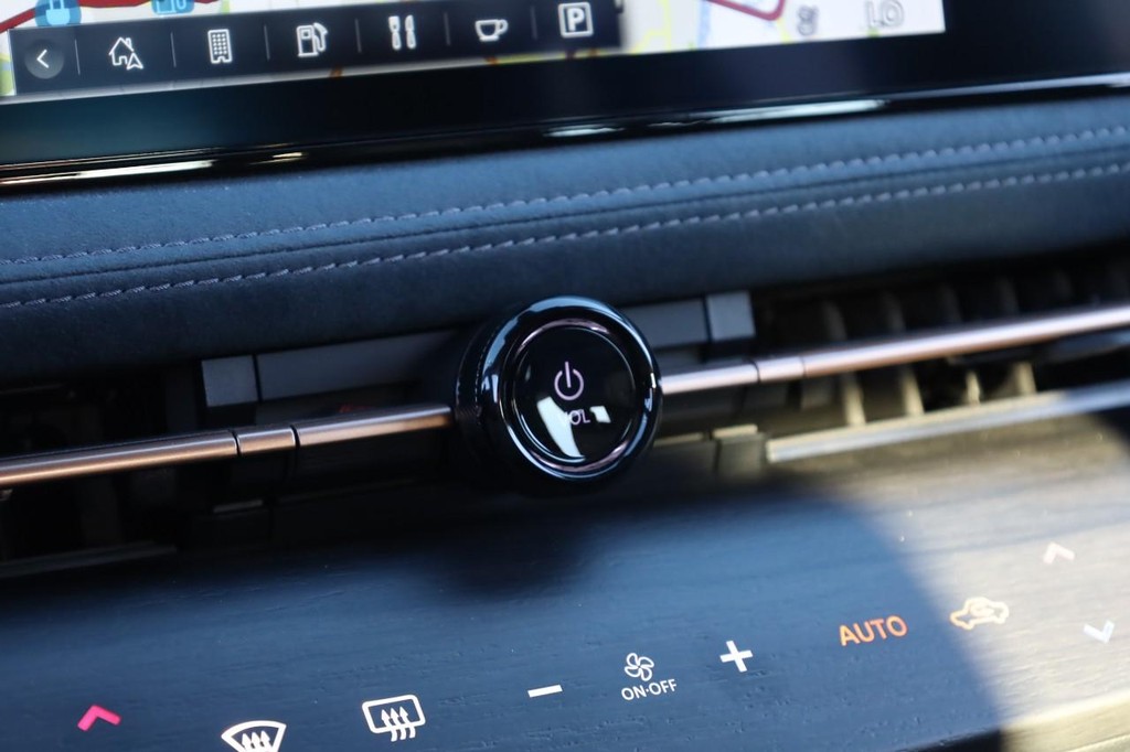 Nissan ARIYA Vehicle Full-screen Gallery Image 16