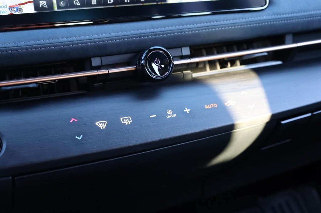 Nissan ARIYA Vehicle Full-screen Gallery Image 17