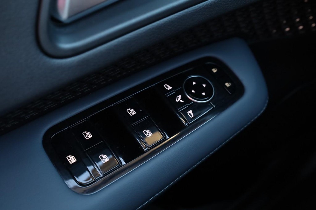 Nissan ARIYA Vehicle Full-screen Gallery Image 20