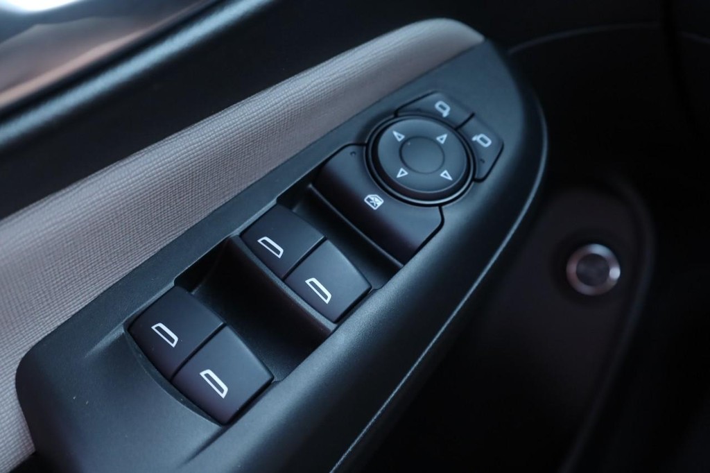 Buick Envista Vehicle Full-screen Gallery Image 18